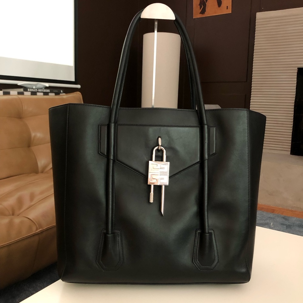 Givenchy XL Black Leather Antigona Tote with Silver Padlock - Picture 2 of 6